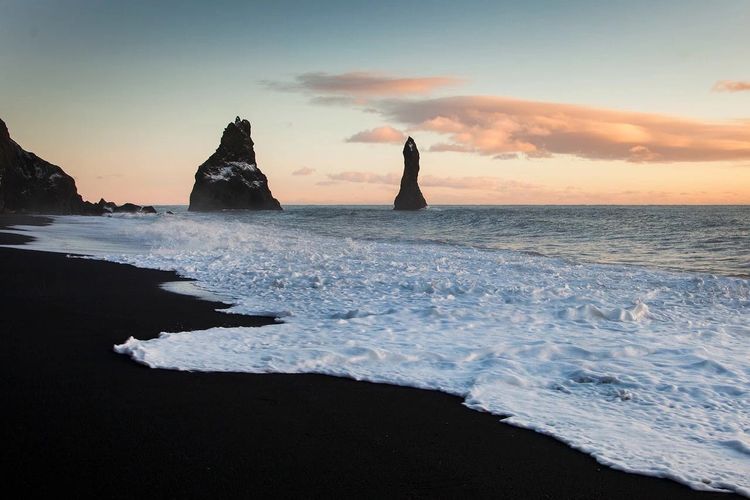 Este lugar lo mezcla todo !!! un paisaje fuera de tu imaginación , arena volcánica negra , enormes esculturas de roca que salen desde el mar y el oleaje agresivo del Pacifico Norte , la playa negra es uno de los destinos mas visitados de Islandia y también será parte de nuestra ruta ! Playa Negra