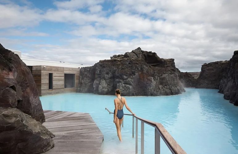 La Laguna Azul en es un balneario geotermal donde podrás disfrutar de sus calidad aguas y masajes faciales mientras bebes una copa de champaña , este lugar es el mas visitado de toda Islandia y tendremos acceso premium al final de nuestro viaje para que puedas descansar y recuperar tus energías después de tanta aventura y puedas volver a casa totalmente renovado. Blue lagoon