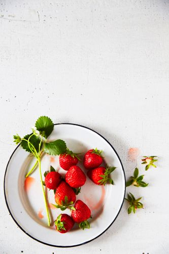 Summer Strawberry Oat Crisp Beauty A130127 Jamie Deen Cookbook 2013