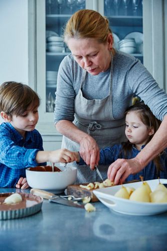 Marjorie alongside the Grandkids Luc & Manon   Chocolate Pear Tart   A151106 WSOK   The Cooks Atelier   Beaune France