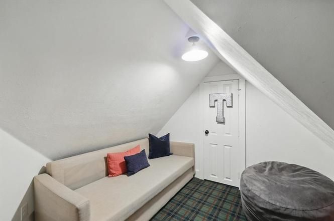 Benton-North upstairs bedroom 3.jpg