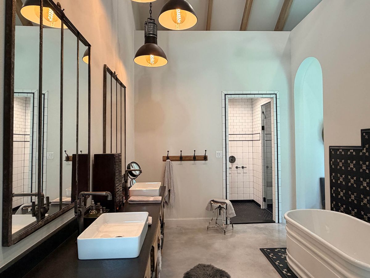 Suzy-MasterBedBath-00015.jpeg