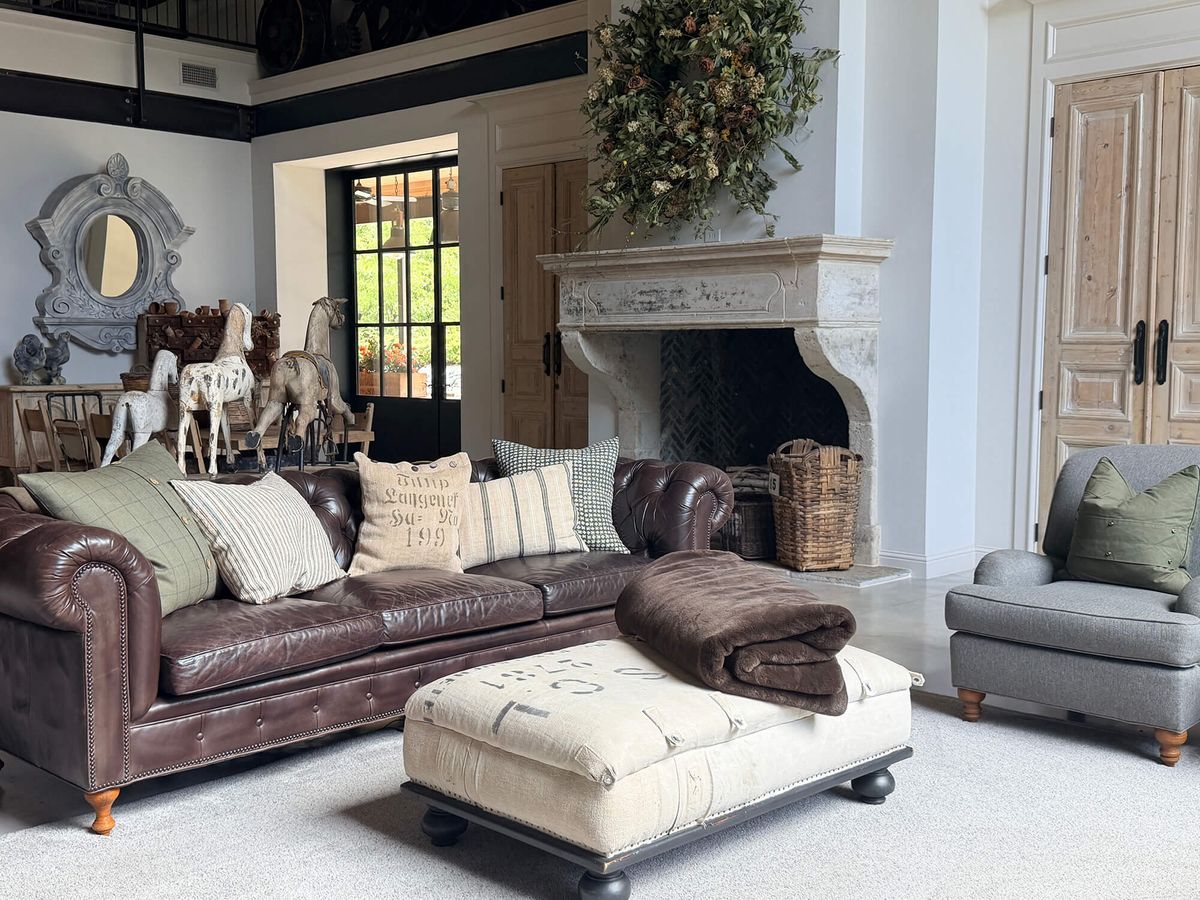 Suzy-LivingRoom-00011.jpeg