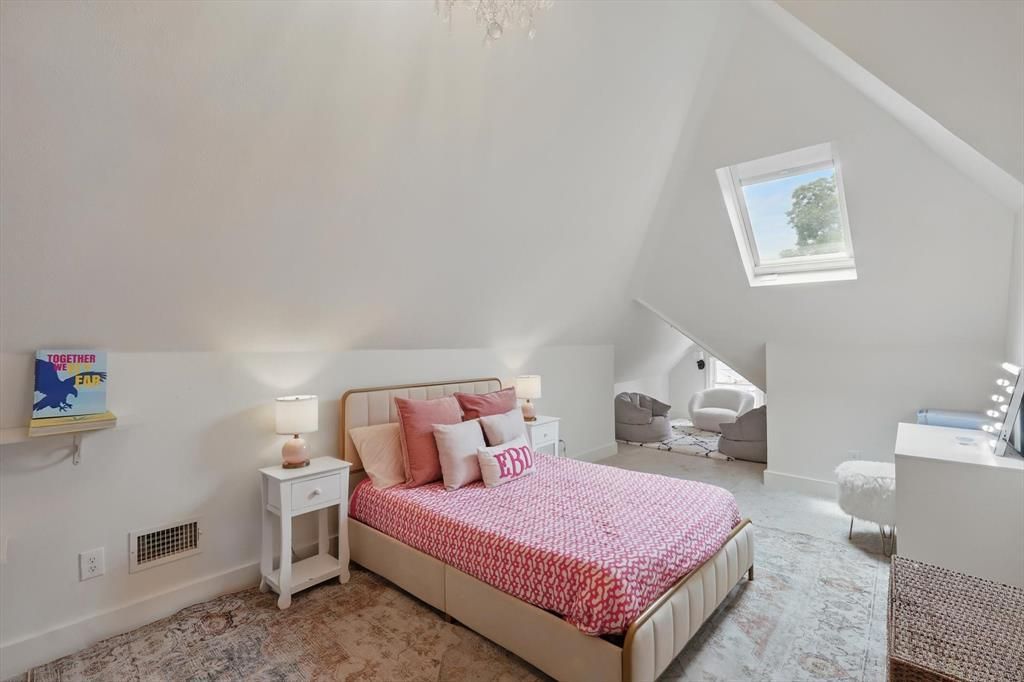 Benton-South upstairs bedroom.jpg