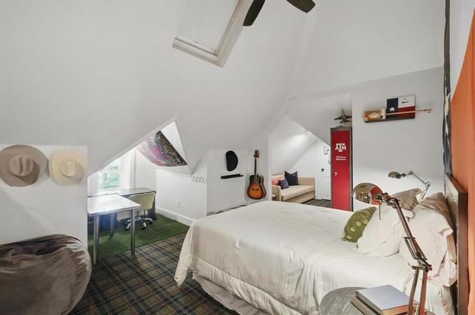 Benton-North upstairs bedroom 2.jpg