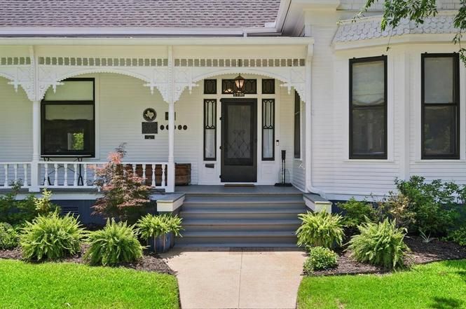Benton-Front of house close up.jpg
