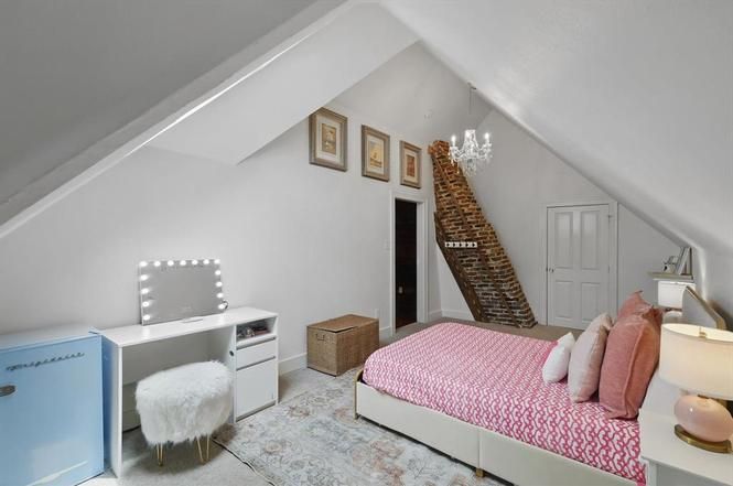 Benton-South upstairs bedroom 2.jpg