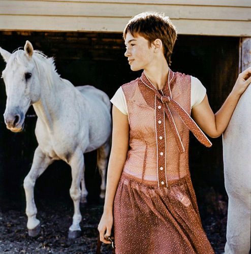 1girl_with_horse_resize.jpg