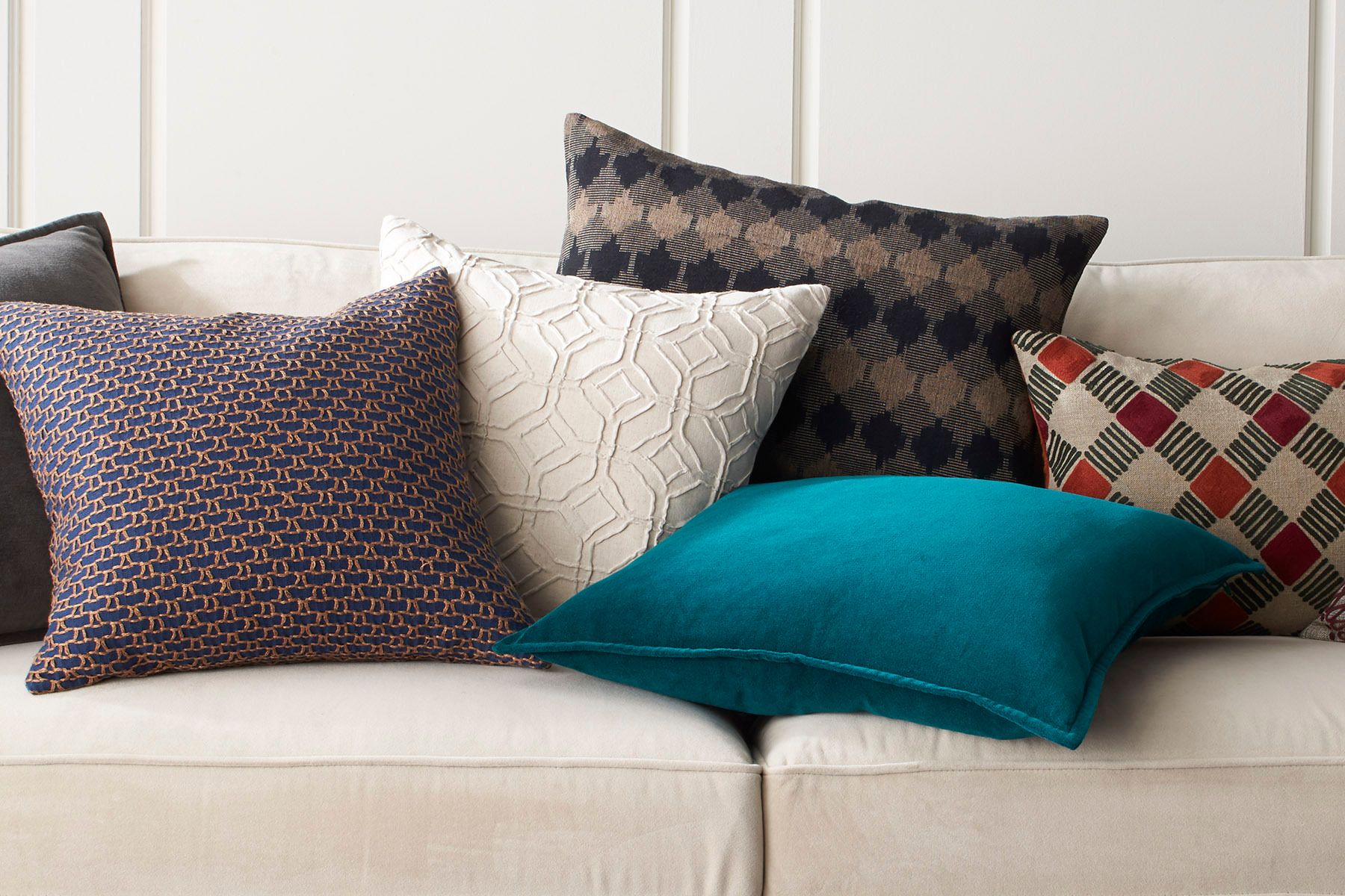 1cb_pillows_sofa_crop_h
