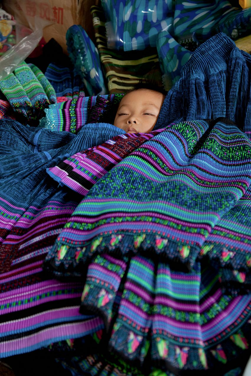 vietnam_sapa_baby_sleeping_clothes_market.jpg