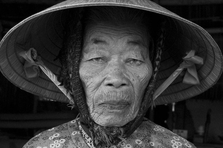 vietnam_hoian_old_lady_portrait.jpg