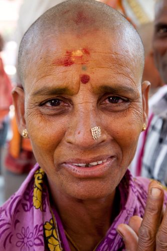 india_varanasi_pilgrim_woman.jpg