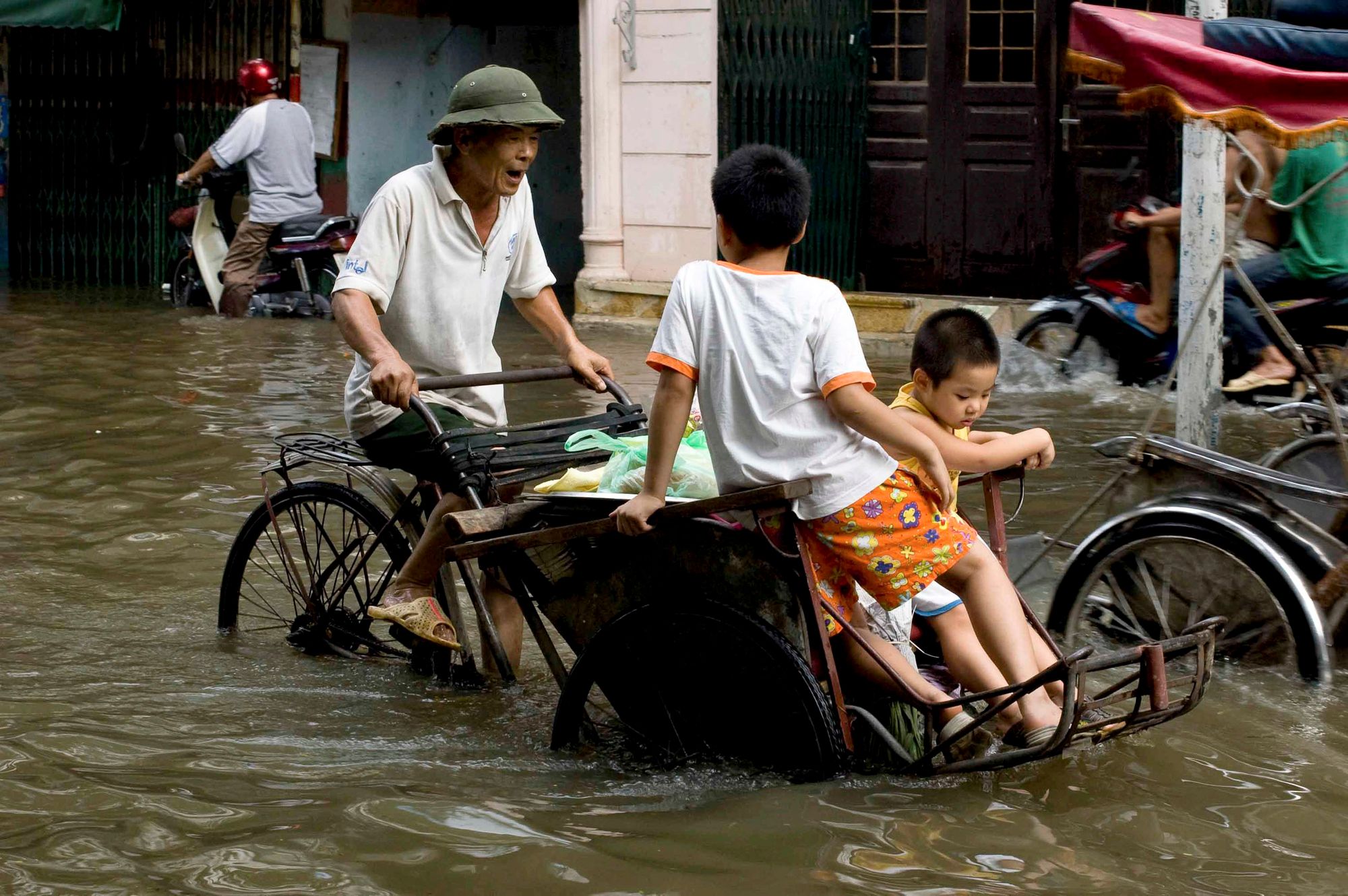 vietnam_hanoi_doi_can_flood.jpg