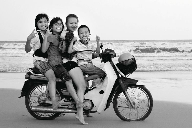 vietnam_danang_beach_motorbike_chilren.jpg