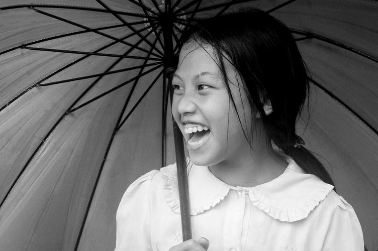 vietnam_hagiang_girl_umbrella_portrait.jpg