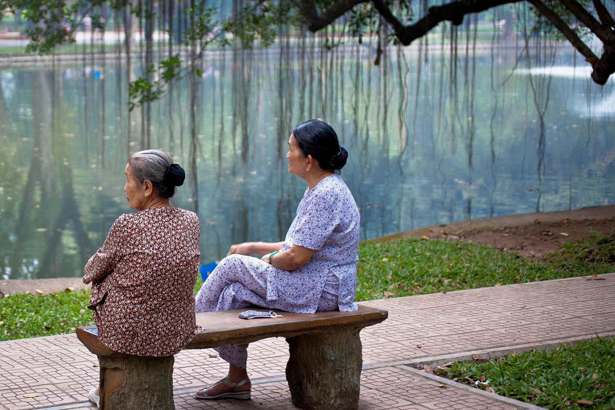 vietnam_hanoi_botanical_gardens_women_lake.jpg