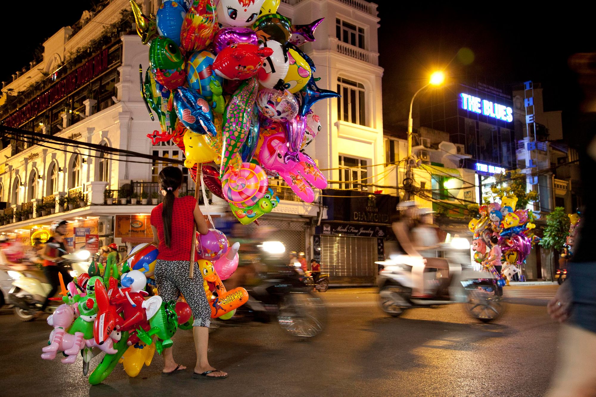 vietnam_hanoi_hoang_kiem_rush_hour_balloon_seller.jpg