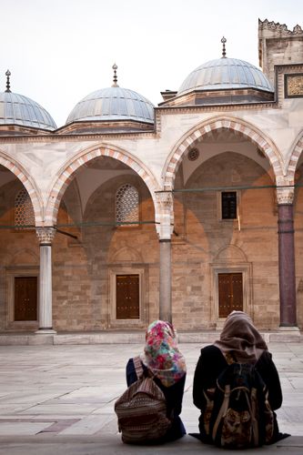 turkey_istanbul_suleymaniye_mosque_women_sitting.jpg