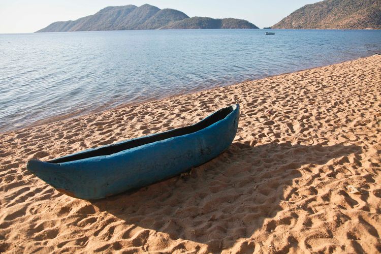 malawi_lake_malawi_canoe.jpg