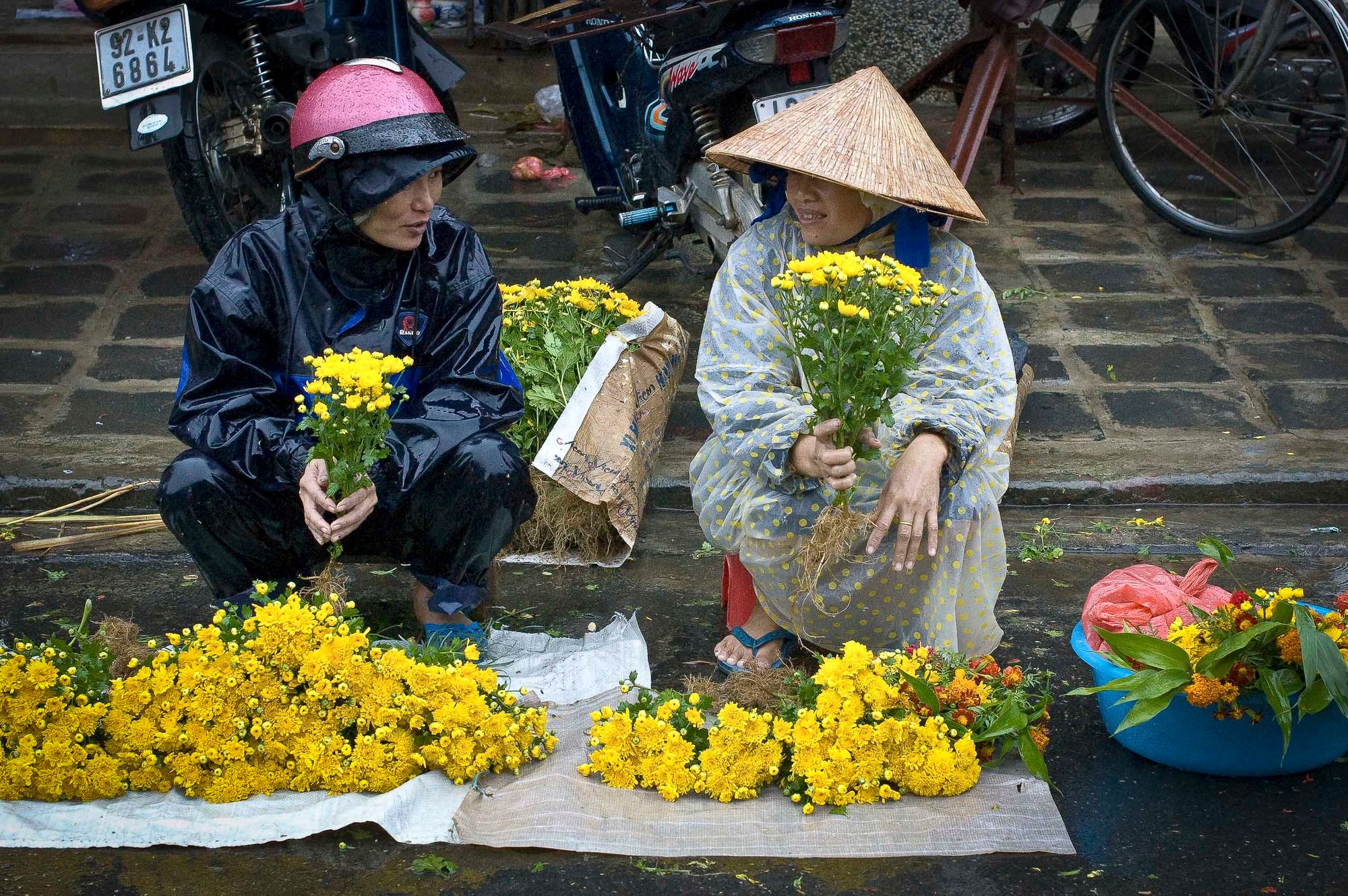 vietnam_hoian_flower_selling_street.jpg