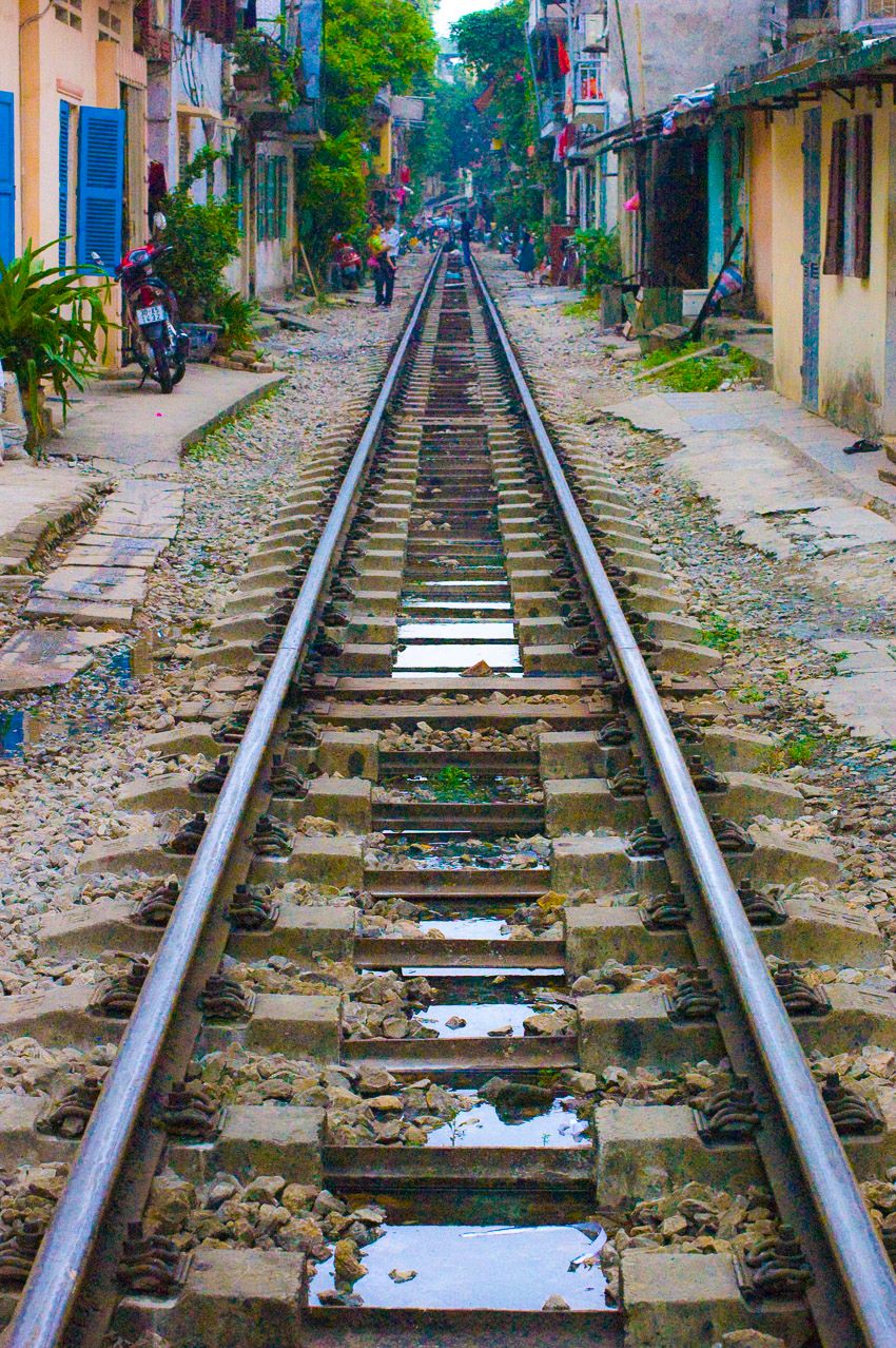 vietnam_hanoi_train_tracks_houses.jpg