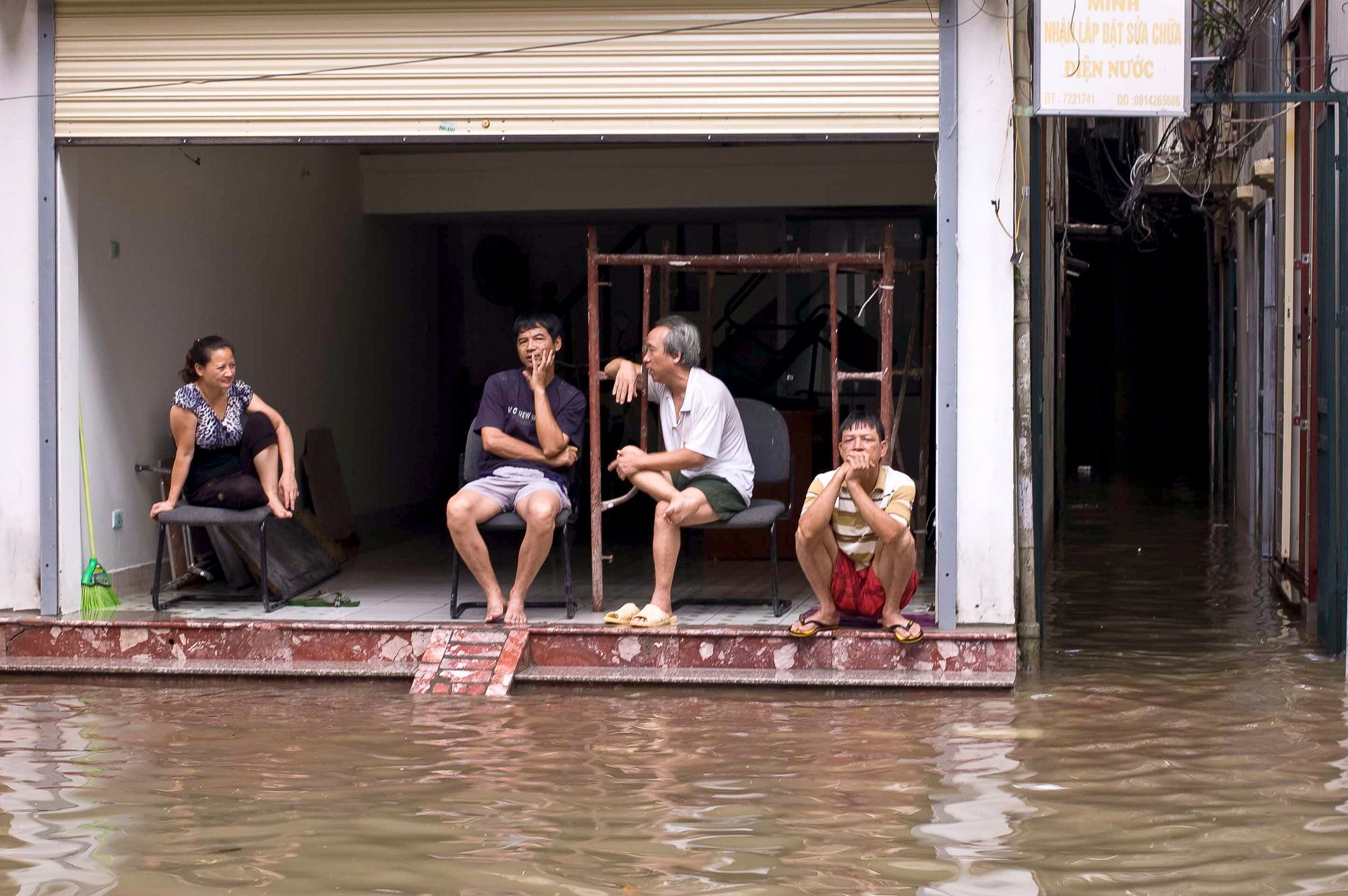 vietnam_hanoi_flood_shop.jpg