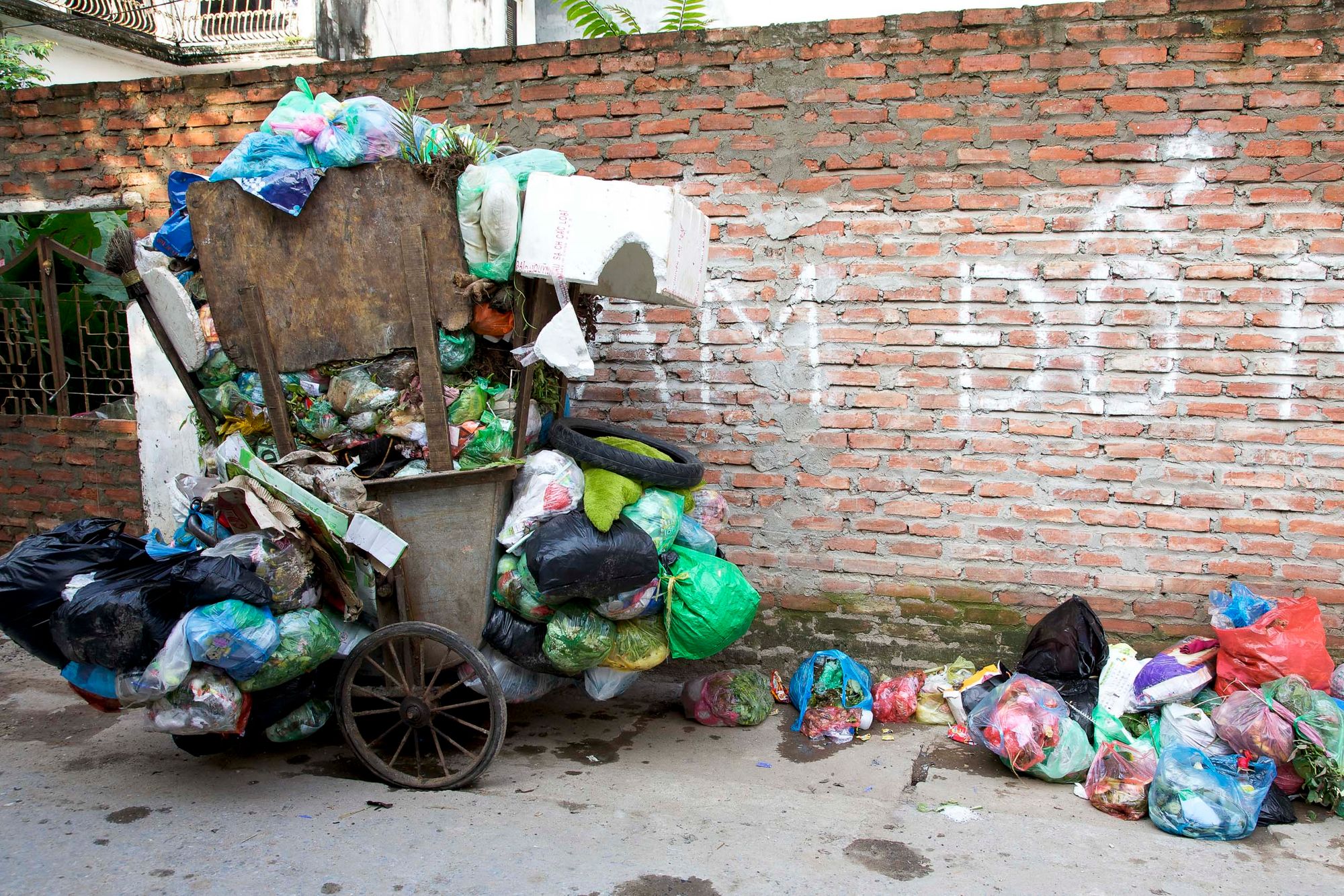 vietnam_hanoi_street_rubbish.jpg
