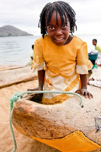 africa_malawi_lake-malawi_girl_canoe_shore.jpg