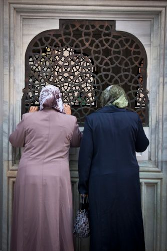turkey_istanbul_suleymaniye_mosque_women.jpg