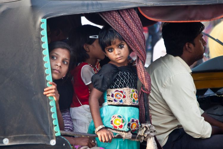 india_varanasi_girl_transport.jpg