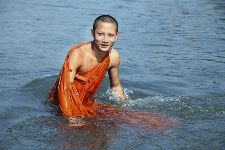 laos_luang_prabang_monk_mekong_portrait.jpg