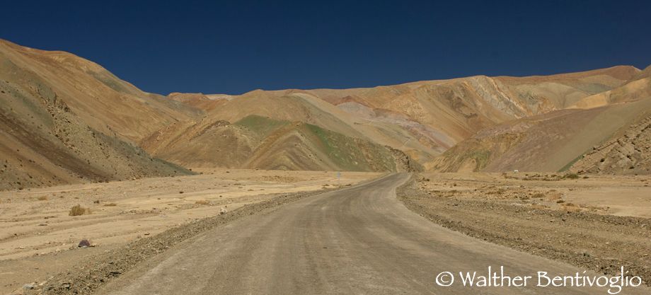 Nikon D2Xlens Nikon AF-S 24-70/2.8 IF-EDRegione di Chanaral - Chile Montagne colorate