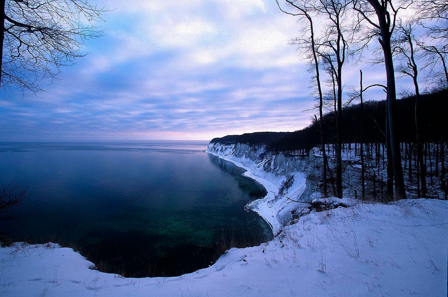 1r29_snowy_coastline