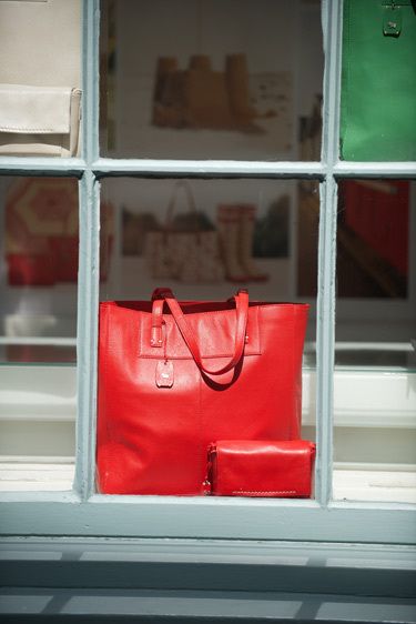 1lifestyle_handbag_in_window
