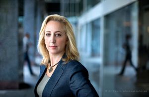 A Denver business headshot –– I love this action portrait of attorney Julie Walker of Kelly & Walker LLC. As we worked in the outdoor lobby of a nearby bank, two passerbys in the background, hit the same stride at the same moment. Make-up by Suzanne Blons. Attorney Portrait -Julie Walker