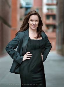 On location in downtown Denver, executive woman portrait photography was done by Denver photographer deCroce. woman_entrepreneur_photography