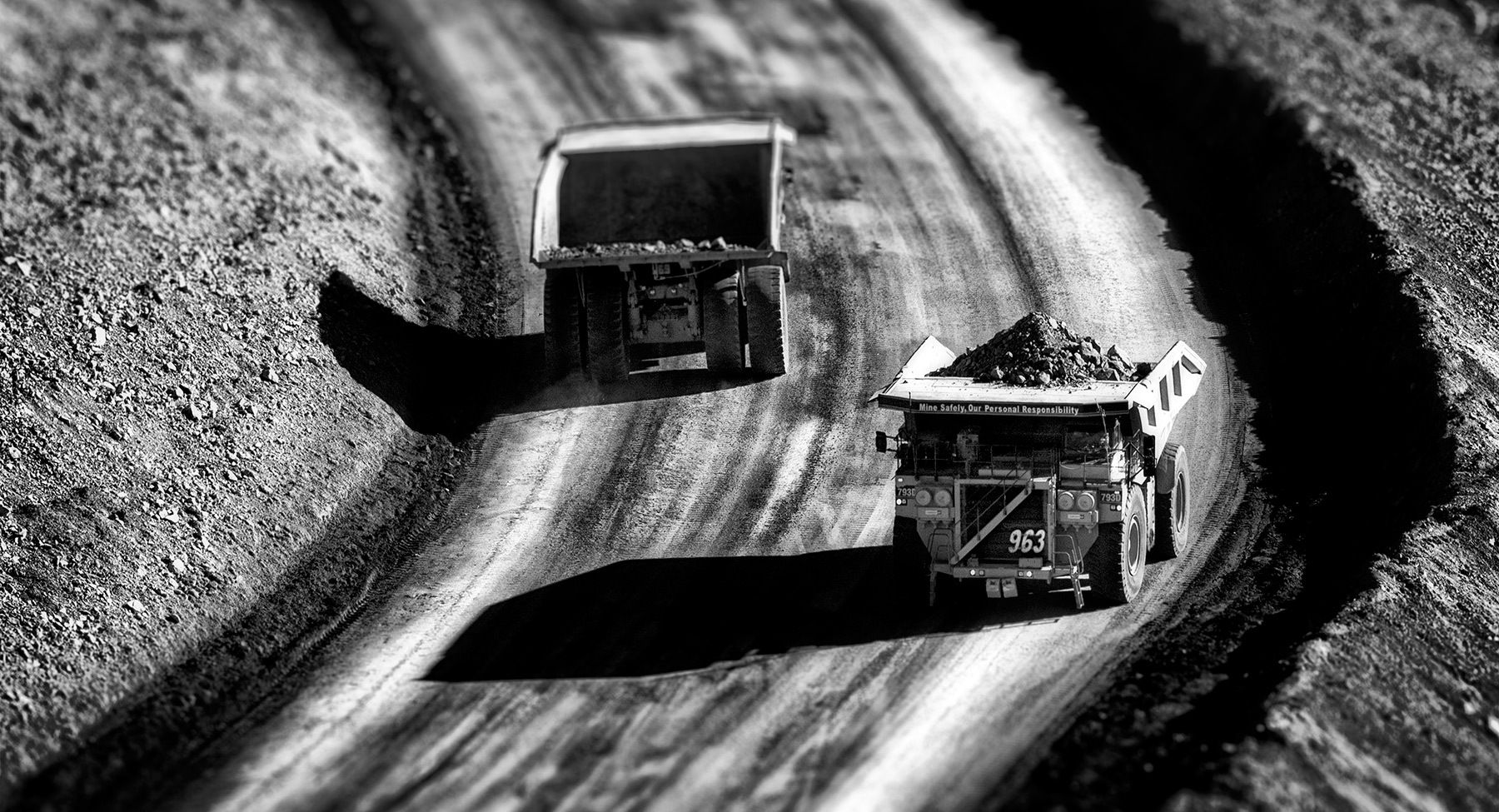 1cat_miningtruck_0098_18x975