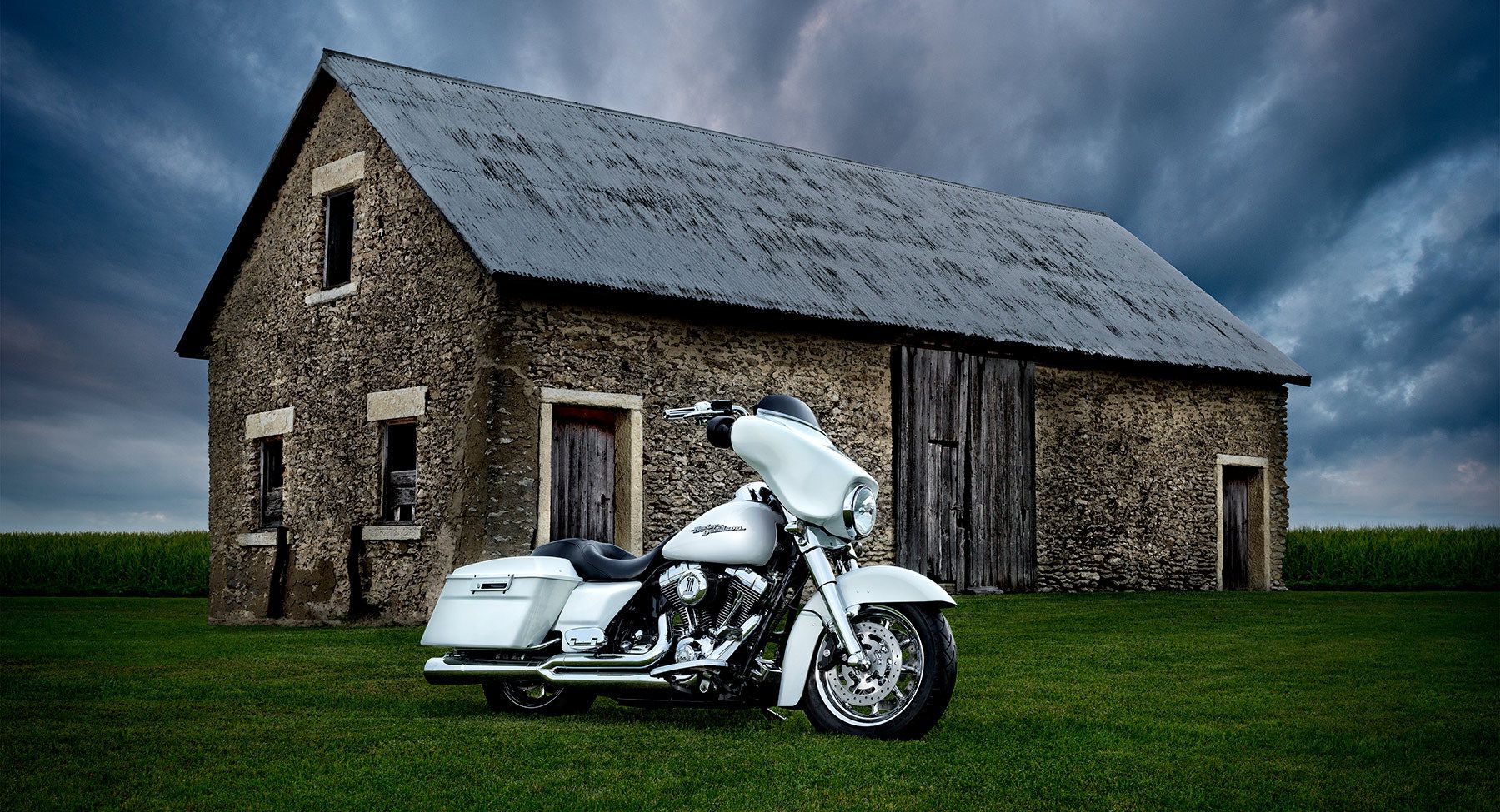 1dustin_hd_streetglide_shot1_0092_18x975