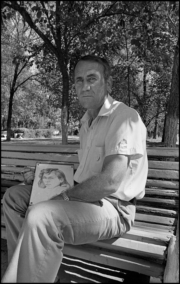 1artists_on_a_bench_chimkent_1995_f_k89_p25