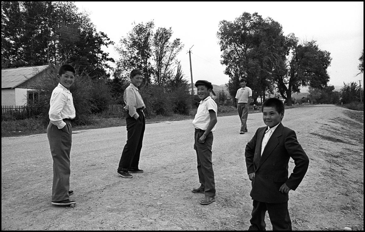 1young_men_posing_aral_1995_p_k80_p26