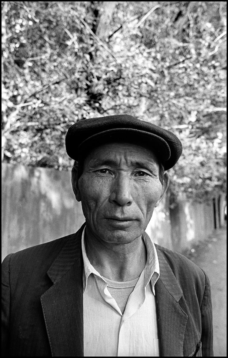 1man_wearing_a_cap_almaty_1995_f_k61_p29