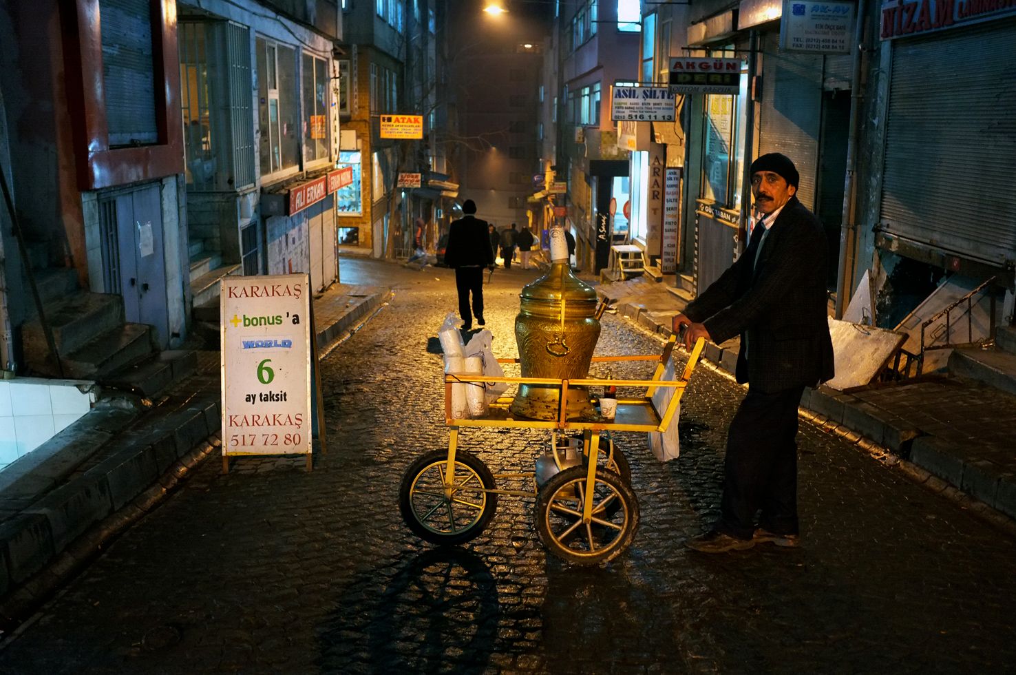 11-serving_coffee_dscf7906