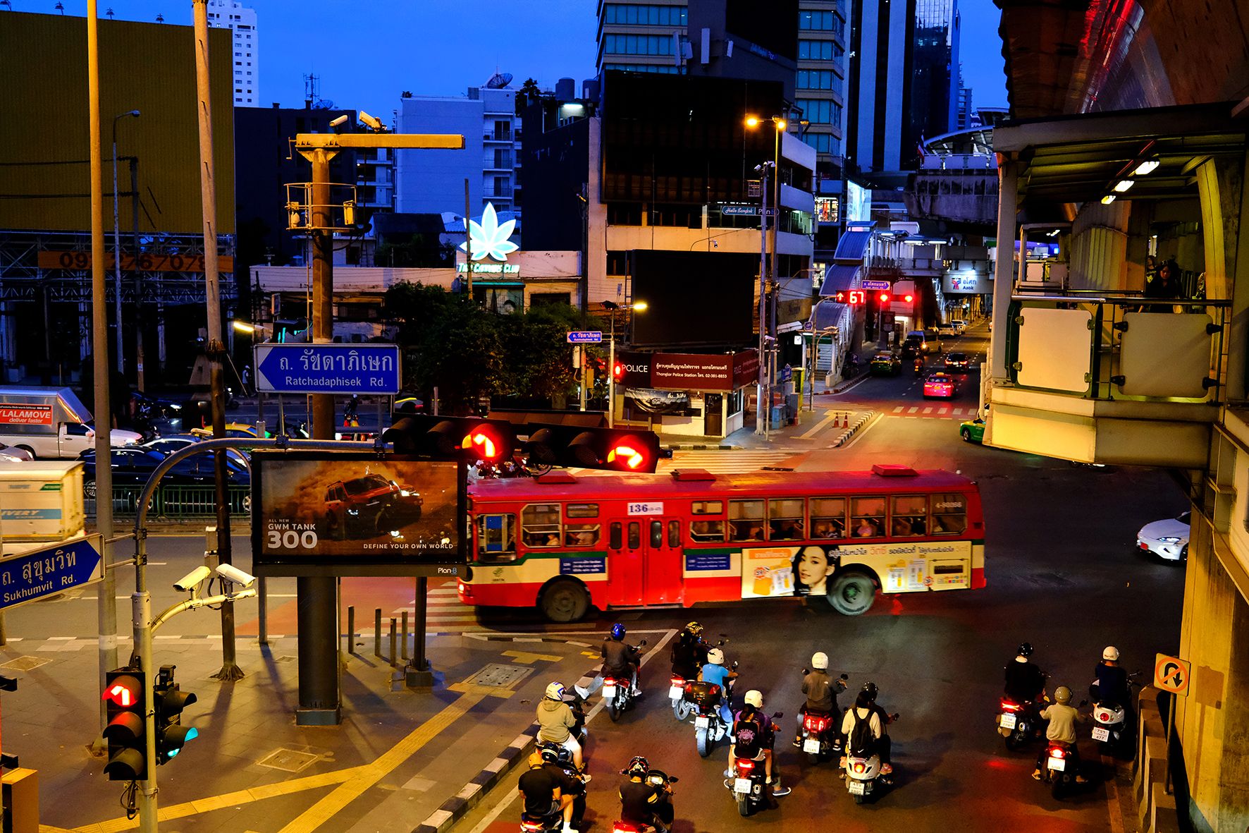 Red Bus 136 DSCF7379.jpg