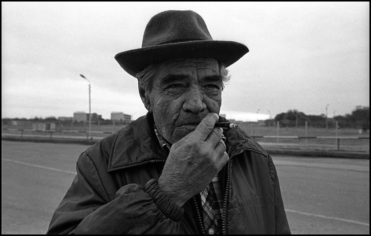 1enjoying_a_cigarette_ashgabat_1992_f125_p4