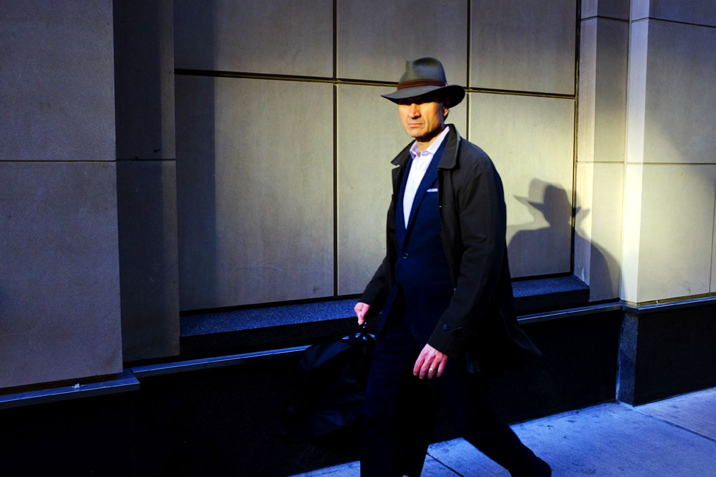 1one_man_three_shadows_dscf7342