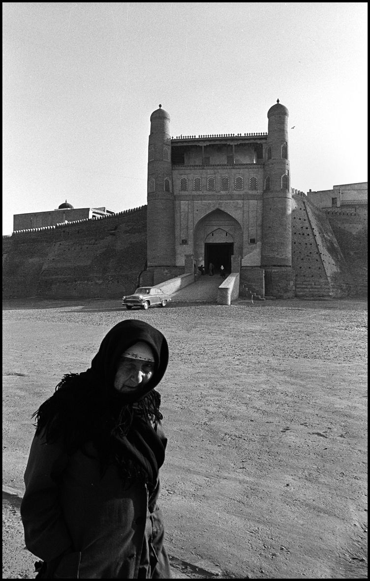 1walking_past_the_city_gate__bukhara_1992_f123_p4