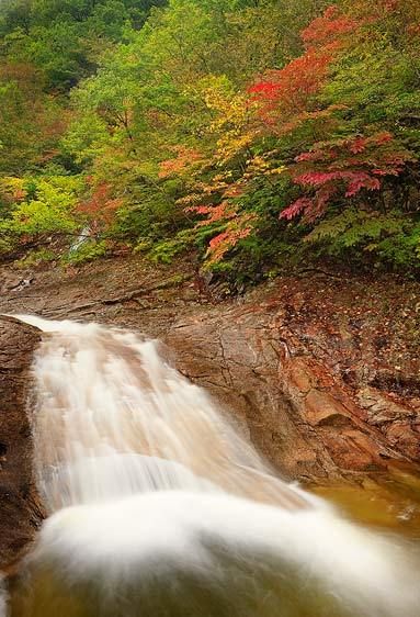 Seoraksan National Park, South Korea(UNESCO Biosphere Reserve since 1982) Lower Falls, Biryeong