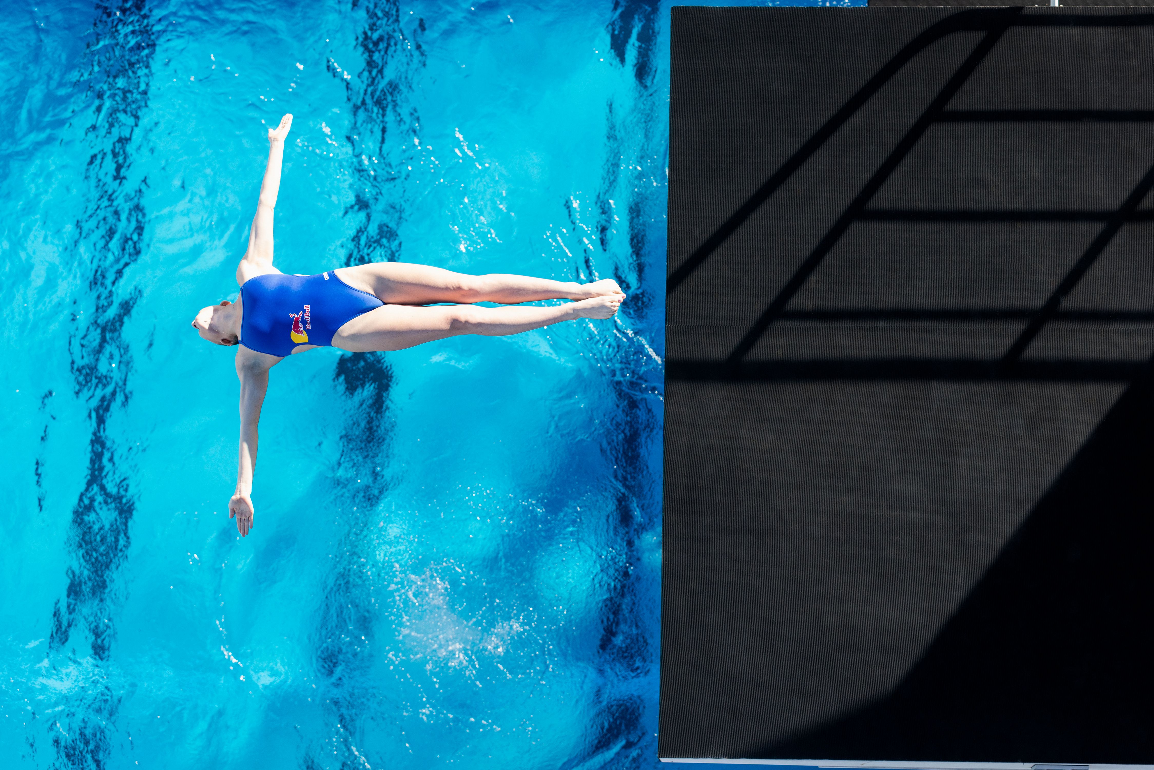 Ellie Smart dives from the 20m platform. Ellie Smart