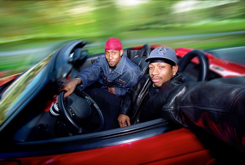 Allen Iverson i en åben bil fotograferet af Gregory Heisler