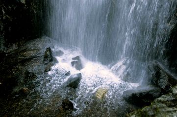 12_0_116_1waterfall_on_rocks.jpg